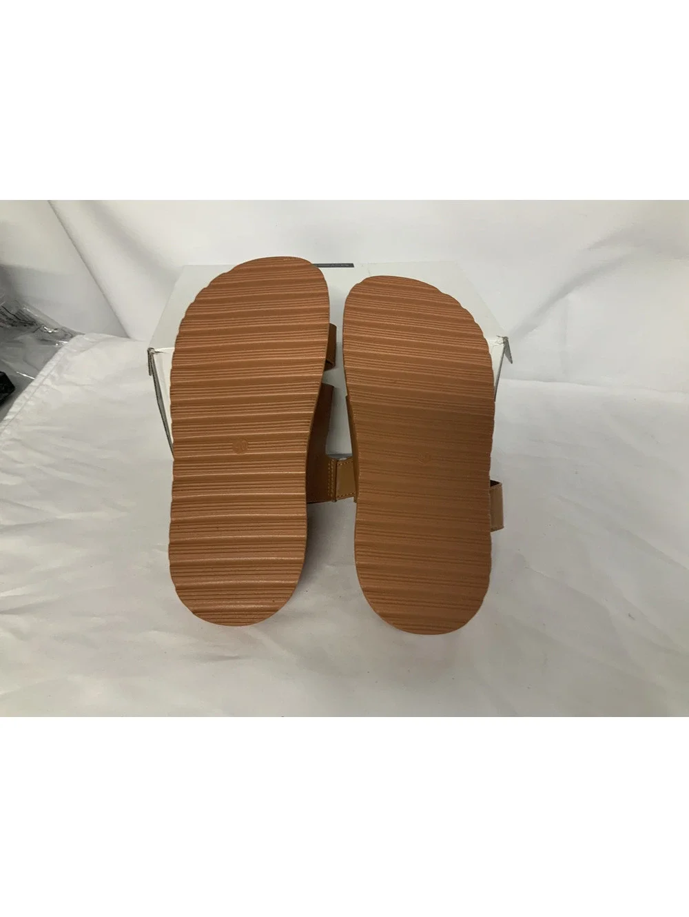 AMAZON ESSENTIALS THICK PLATFORM SLIDES